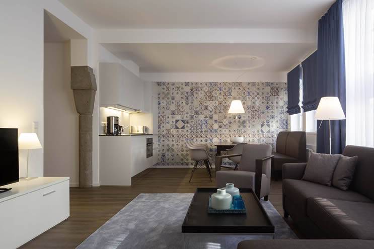 Ferienwohnung Prinzipal geräumiger Wohnbereich mit Küchenzeile und großem Sofa